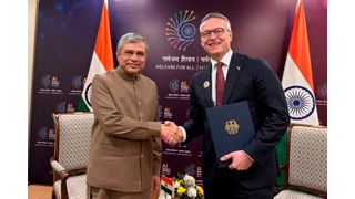 Zum Wohle aller! Von links: Der indische Digitalminister Ashwini Vaishnaw und der bundesdeutsche Kollege Karsten Wildberger von der CDU beglückwünschen sich zum heute geschlossenen KI-Pakt, der beiden Ländern Vorteile bringen soll ... (Bild: dpa / R. Ratzsch)