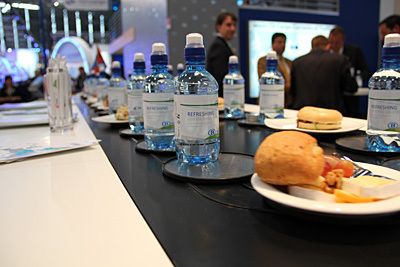 Materialfluss einmal anders: Die Transport Logistic ist eine Leistungsschau, bei der miteinander reden, trinken und essen sehr wichtig ist. (Archiv: Vogel Business Media)