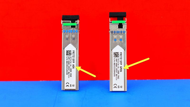 In der normalen Händler-Schachtel der Fritzboxen 5530 und 5590 Fiber liegen zwei SFP-Module für AON bis 1 und GPON bis 2,5 GBit/s. (Bild: Harald Karcher)