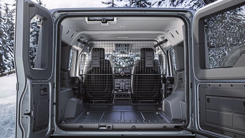 In der Nutzfahrzeug-Variante („Utility Wagon“) mit nur zwei Sitzen passt eine Europalette in den Laderaum. (Bild: Ineos)