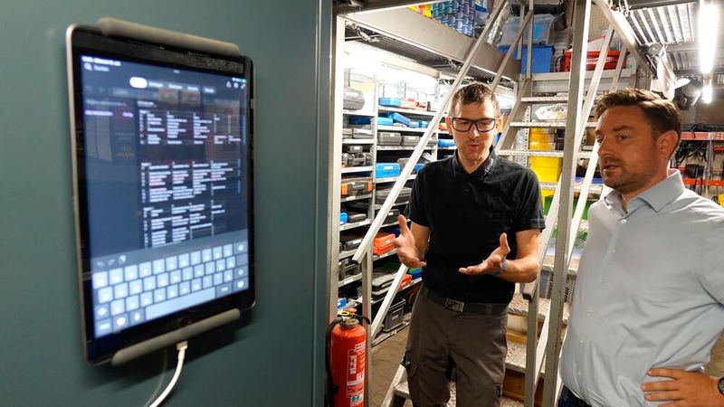 Ebenso konsequent investiert er in die nötige Werkstattausrüstung, um technisch auf Augenhöhe mit den Markenpartnern zu sein. Und wer glaubt, dass ein digital gesteuerter Werkstattprozess in einem kleinen Betrieb mit gerade einmal sieben Mitarbeitern überflüssig ist, dem sei ein Besuch im Autohaus Latsch empfohlen. (Bild: Rosenow – VCG)