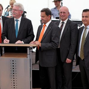 Bavarian Economics Minister Martin Zeil (at lectern) congratulates the InovaTools managing directors Ditmar Ertel (left), Georg Eckerle (3rd from left) and Memo Ildirar (right) on the successful project.