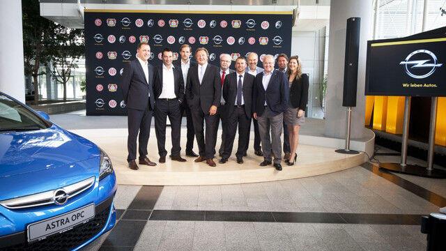 Gelungener Deal: Die Manager und Geschäfstführer der Partnerclubs freuen sich gemeinsam mit Vertretern der Adam Opel AG über die neue Sponsoring-Kooperation. (Foto: Opel)
