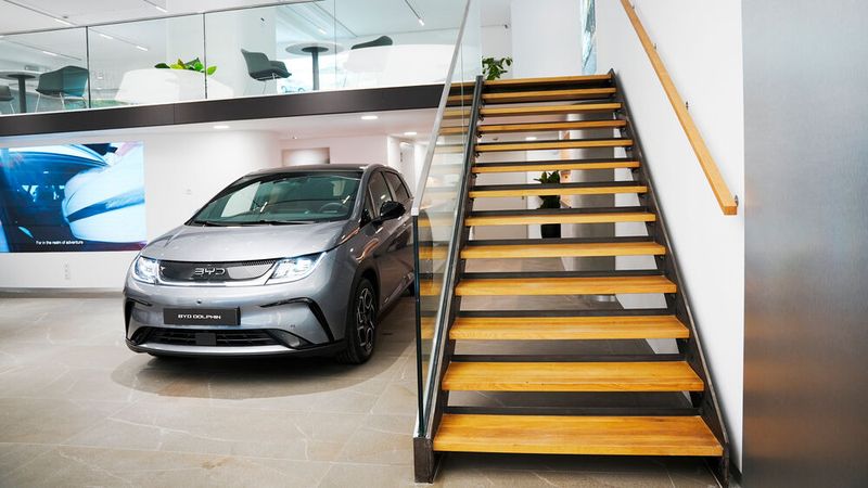 Aktuell sind im neuen Showroom unter anderem der BYD Dolphin,... (Bild: BYD)