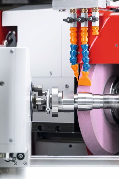 The grinding head swiveled to 30 degrees. (Image:Studer)