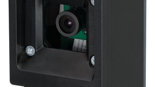 IP-Kamera LCAM 408i gewährt Einblicke in das Bearbeitungszentrum. Die Smartkamera eignet sich für die Überwachung der Fertigungsprozesse der Werkzeugmaschine.  (Leuze)