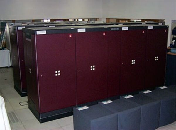 Abbildung 12: „Siemens-Fujitsu VP700/52“ (1989) Zusätzlich wurde 1997 eine Fujitsu-Anlage  „VPP700“ mit zunächst 34 Prozessoren und je 2 Gbyte Memory beschafft, die im Folgejahr 1998 auf 52 Prozessoren aufgestockt wurde und damals der stärkste wissenschaftliche Rechner Europas war. (Bild: LRZ )