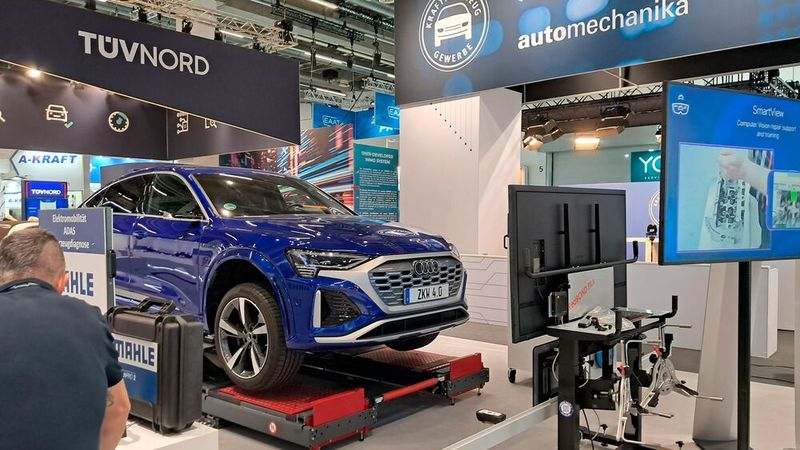 Der Tüv Nord präsentierte das Thema E-Mobilität am Stand des ZDK. (Bild: Doris S. Pfaff - VCG)