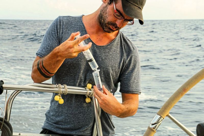 Dr. Mario Lebrato, Erstautor der Studie, nimmt Proben des Meerwassers auf einer Expedition von Menorca nach Sardinien.  (Bild: Mario Lebrato)