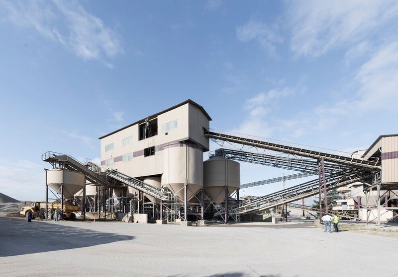 Im Kieswerk in Iffezheim wird Gestein zu Bruchsand und Splitt zerkleinert. Neuerdings mit moderner Automatisieurngstechnik von Eaton. (Bild: Peter Obenaus/ Eaton)