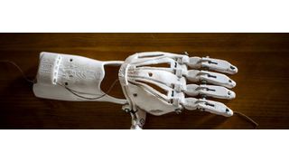 Eine Hand aus dem 3D-Drucker? So könnte schon bald die Zukunft der deutschen Wirtschaft aussehen. Denn 3D-Druck, Virtual Reality und CO. ermöglichen eine flexiblere und kostengünstigere Produktion. (gemeinfrei)