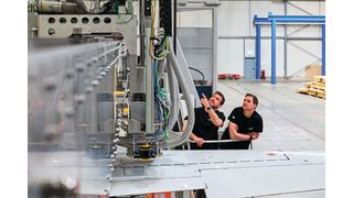 V-förmigen Rillen, die sogenannten Riblets, werden direkt in den Lack eingebracht. Sie reduzieren den Gesamtwiederstand um 50 Prozent, dies resultiert in einer enormen Treibstoffeinsparung. (Bild: Trumpf)