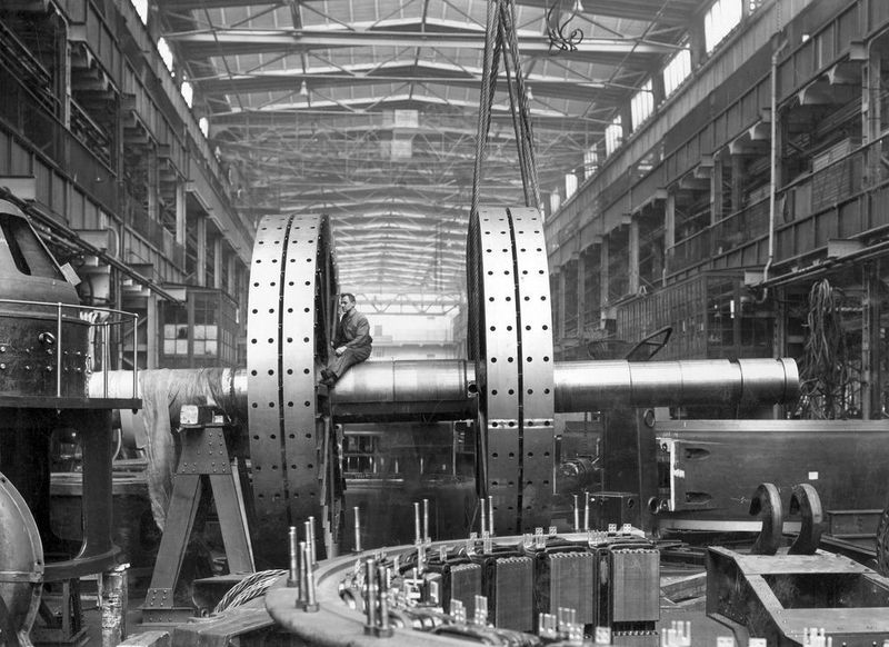 Mit dem Bau der Generatoren für das Wasserkraftwerk Ardnacrusha am River Shannon hat Siemens maßgeblich zur Elektrifizierung Irlands beigetragen. Die Aufnahmen von 1928 zeigen Einblicke in die Montagehalle des Dynamowerks. (Siemens)
