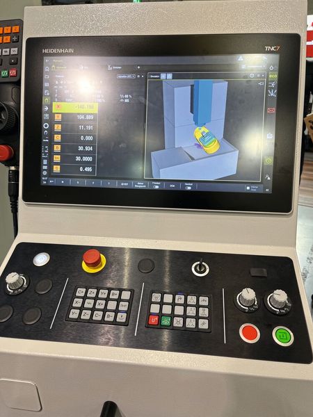 La commande Heidenhain TNC7 dispose d'une interface intuitive à écran tactile de 19 pouces, conçue pour une programmation simplifiée et un usinage 5 axes de haute précision. (Source : MSM)