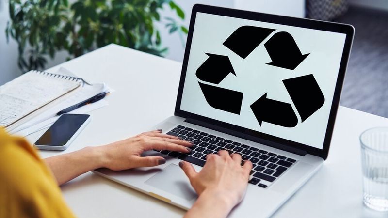 Mit Softwarelizenzen aus zweiter Hand können Autohäuser viel Geld sparen.(Bild:  ©Victor Moussa - stock.adobe.com; [M] VCG)