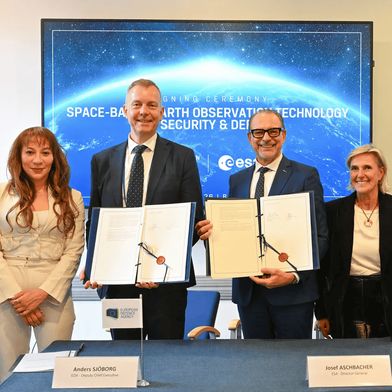 EDA Deputy Chief Executive Anders Sjöborg (left) together with ESA Director General Josef Aschbacher and respective teams at the signing ceremony in Brussels
 (Source: EDA )