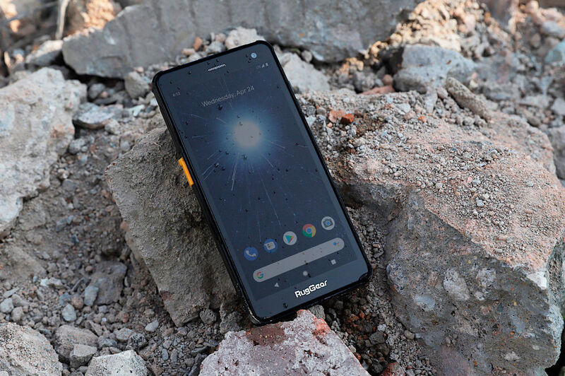 Beim MWC19 (Congress Square, Stand CS112) präsentiert RugGear mit dem neuen RG655 das weltweit erste Ruggedized Smartphone mit Android Pie. Mit einer Akku-Leistung von 4200 mAh macht das RG655 sowohl unter widrigsten Bedingungen als auch für den entspannten Gebrauch in der Freizeit nicht so schnell schlapp. Ein weiteres Highlight ist das 5,5“ (13,97 cm) große, sehr helle Display im 18:9-Format. Das mit Android 9 Pie ausgestattete Outdoor-Smartphone erfüllt den Standard IP68 und ist zudem gemäß MIL-STD-810G gegen alle Arten von Flüssigkeiten, Staub, Ölnebel, Vibrationen, Stöße und auch Stürze aus bis zu 1,5 Meter auf Beton geschützt. Dank der PTT (Push-to-Talk)-Technologie kann das Gerät zusätzlich als Walkie Talkie eingesetzt werden. Eine 8-Megapixel-Frontkamera und eine 13-Megapixel-Rückkamera ermöglichen qualitativ hochwertige Aufnahmen Angetrieben wird das RugGear RG655von einem Octa-Core Helio P22-Prozessor mit einer Taktung von bis zu 2 GHz. Das Gerät verfügt über 3 GB Arbeitsspeicher und 32 GB internen Speicher.  (RugGear)