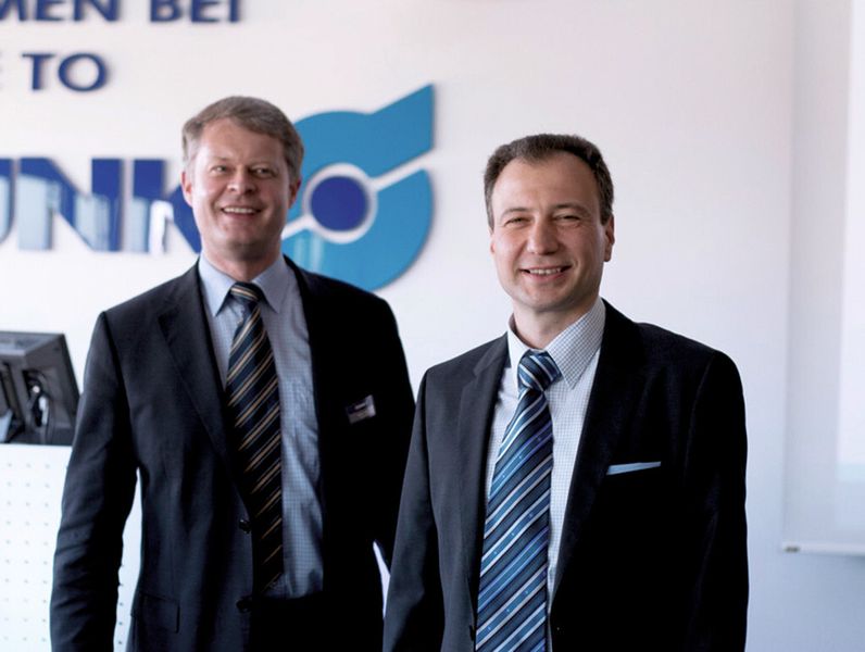 V.l.: Martin Hägele (Fraunhofer-IPA) und Dr. Roko Tschakarow (Schunk) moderierten die diesjährigen Expert Days. (Bild: Schunk)