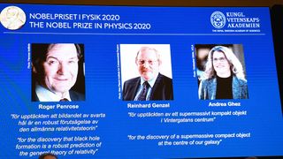 Die Königlich Schwedische Akademie der Wissenschaften hat die Gewinner des Nobelpreises für Physik 2020 bekannt gegeben. Die drei Preisträger auf dem Bildschirm von links, Roger Penrose, Reinhard Genzel und Andrea Ghez, haben den diesjährigen Nobelpreis in Physik für die Entdeckungen schwarzer Löcher erhalten.  (Bild: Fredrik Sandberg/TT News Agency/dpa)