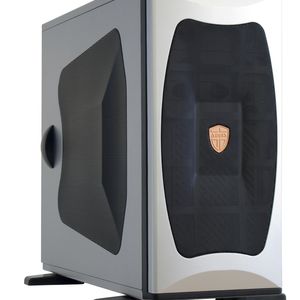 Das Midi-Towergehäuse Chieftec CH-05 mit glatter Front ist in Silber und Schwarz erhältlich.