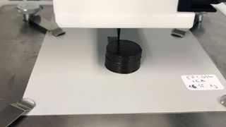 Die Biopaste, die bei diesem Druckvorgang eines Zylinders verwendet wurde, besteht zu je 50 Prozent aus Lignin und Zellulose. (Lisa Ebers/Universität Freiburg)