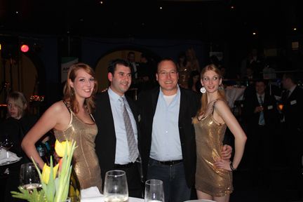 Mit den hübschen Messe-Damen wollte sich jeder fotografieren lassen. (Archiv: Vogel Business Media)