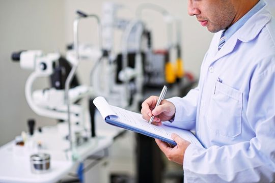 Die Akkreditierung von Prüflaboren ist ein aufwendiger Prozess, der viel Diskussionsstoff liefert. Dazu bietet das Forum Akkreditierung den Raum und die passenden Experten (Symbolbild).(Bild:  DragonImages - stock.adobe.com)