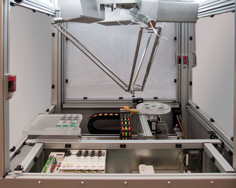 Ein bisschen Spaß darf sein: Bei Schneider Elelectric spielen zwei Roboter (und ein Mensch) Tic-Tac-Toe. (Bild. Schneider Electric)