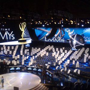 Die Video-Kugel in Aktion (oben rechts) während der Verleihung der Emmy Awards.