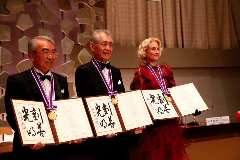 V.l.: Der Robotiker Dr. Takeo Kanade, der Medizinwissenschaftler Dr. Tasuku Honjo sowie die Philosophin Dr. Martha Craven Nussbaum haben den renommierten Kyoto-Preis für ihr Lebenswerk entgegengenommen. (Kyocera)