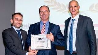 Preisverleihung (v.l.): Lorenzo Leone (EMEA Parts & Service Logistics CNH Industrial), Volker Zander (Senior Manager Customer Relations Time Matters) und Dror Noach (VP Global Logistics CNH Industrial). (Time Matters)