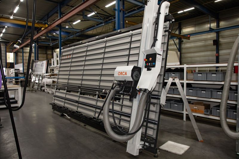 Harwi liefert seine robusten, einfach zu bedienenden Sägemaschinen vor allem an die holzverarbeitende Industrie. (Bild: Lapp)