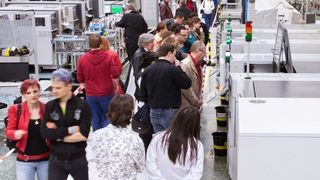 Blick in die SMD-Fertigung beim Betriebsjubiläum von BMK in Augsburg. (Bild: BMK Group)