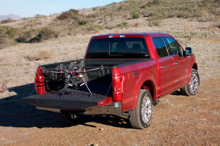 Auch bei Ford wird vernetzt - in diesem Fall mit einer Drohne, die dann vom Auto aus gesteuert werden kann. Gedacht ist das Ganze für gewerbliche Anwendungen. (Foto: Ford)