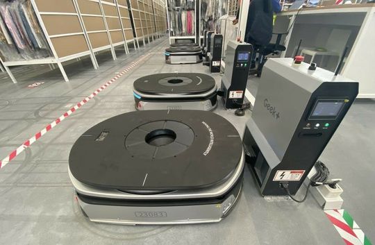 (In dem neuen Logistikzentrum in Illescas kommen Roboter bei der Kommissionierung zum Einsatz.  (Bild: Arvato))