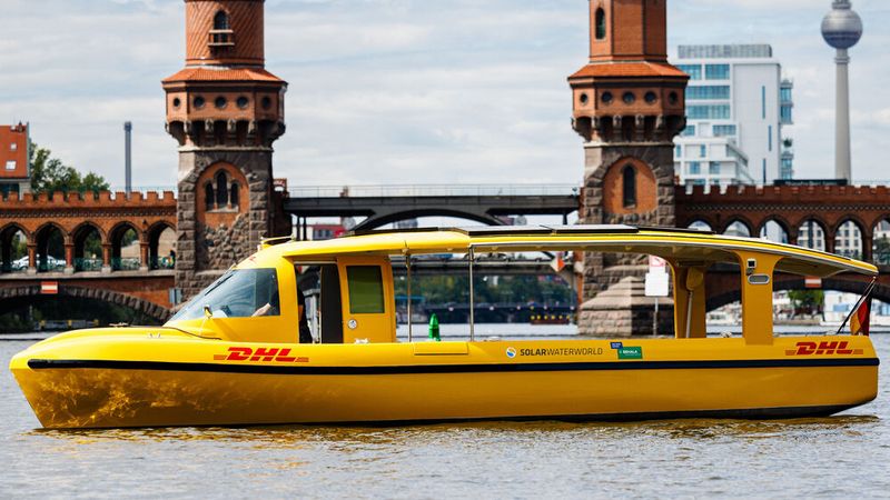 Das elektrisch angetriebene Schiff ist 10,50 Meter lang und 2,50 Meter breit.(Bild:  Deutsche Post DHL Group/Jens Schlueter)