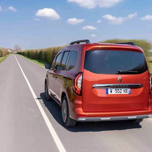 Im Vergleich zur ersten Generation hat die Neuauflage auch deutlich in der Breite zugelegt.(Bild:  Renault)