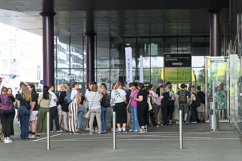 Kurz vor 9 Uhr hatte sich eine Schlange vorm Eingang gebildet.   Mehr Infos zu den kommenden LAB-SUPPLY-Messen finden Sie auf www.lab-supply.info (Bild: Stefan Stark)