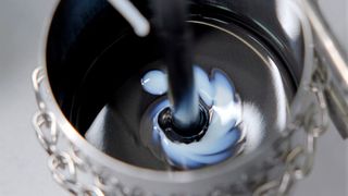 Hier blickt man auf den Mischprozess des sogenannten Anodenschlickers für Lithium-Ionen-Batterien. BASF und KIT verfolgen jetzt gemeinsam die Vorteile und Möglichkeiten, die mehrschichtige Anoden bringen. (BASF)