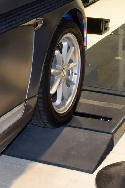 Reifenscan beim Drüberfahren: Ein Ausdruck überzeugt inzwischen die meisten Kunden mehr als der kritische Blick des Meisters. (Holz / »kfz-betrieb«)