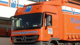 Rüdinger setzt seit zwölf Jahren auf die Telematiklösungen von Couplink – seit Kurzem auf das ETA-Modul „PTV Drive&Arrive“. (Rüdinger Spedition)