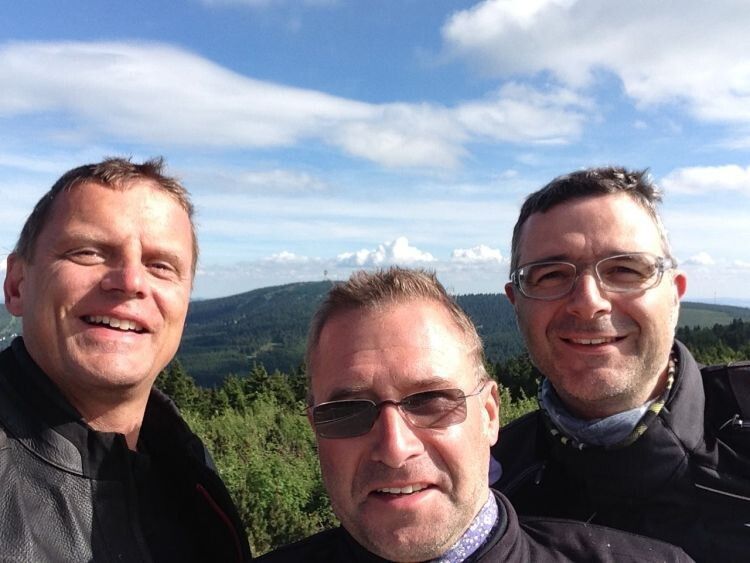Dieser Selfie gelingt mit beiden Beinen auf dem Boden. (Fotos: Norbert Rubbel/Stephan Maderner)