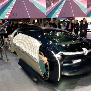 Daneben standen völlig abgedrehte Studien wie der Ultimo EZ von Renault: Mit 5,70 Metern Länge, aber nur 1,35 Metern Höhe wirkte die Studie wie ein unförmiges Raumschiff.(Bild:  SP-X/Michael Gebhardt)