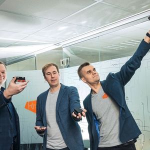 Das Entwicklerteam (v. l. n. r.): Dr. Mihkel Pajusalu (Associate Professor in space technology, University of Tartu), Jaan Viru (founder and CTO of Crystalspace), Jaan Hendrik Murumets (CEO of Krakul) mit früheren Kameramodellen.(Bild:  Arno Mikkor)
