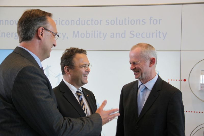 Peter Bauer (rechts), Vorstandsvorsitzender der Infineon Technologies AG, im Gepräch mit dem Bundesinnenminister Dr. Hans-Peter Friedrich und Dr. Helmut Gassel (links), Präsident der Division Chip Card & Security von Infineon, zur Sicherheitskooperation zwischen Infineon und dem BMI. (Archiv: Vogel Business Media)