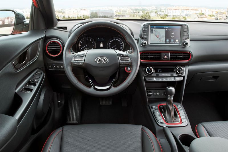 Hyundai bietet im Kona hierzulande erstmals ein Head-up-Display an, dass auf Knopfdruck dem Fahrer relevante Informationen direkt ins Sichtfeld projeziert (Hyundai)