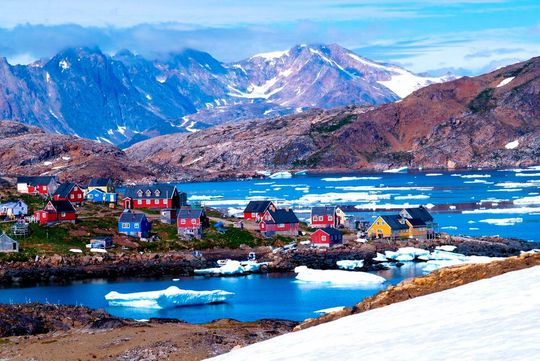 Grönland lebt hauptsächlich von der Fischerei. Wegen seiner arktischen Attraktivität lockt die Insel auch Touristen an. Der Boden Grönlands ist aber ein verborgener Schatz! Denn dort gibt es eine Menge an kritischen Rohstoffen, auf welche sowohl die EU als auch die USA schielen.(Bild:  Gjörgenson)