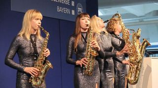 Auftakt nach Maß: Die Saxofon-Ladies trafen den richtigen Ton für den sommerlichen Automobilempfang des Kfz-Gewerbes Bayern. (Bild: Zietz / »kfz-betrieb«)