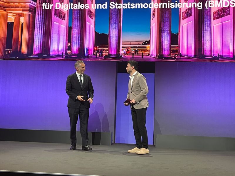 Oliver Rootsey begrüßt Thomas Jarzombek, Parlamentarischer Staatssekretär beim Bundesminister für Digitales und Staatsmodernisierung. (Bild: Vogel IT-Medien)