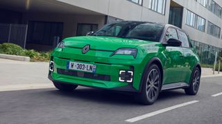 Elektrische Kleinwagen wie der Renault 5 sind gesamteuropäisch deutlich stärker gefragt als in Deutschland. (Bild: Renault)